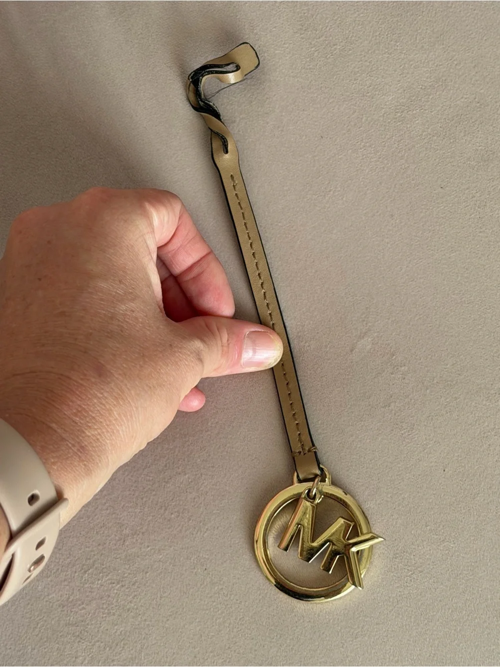 MICHAEL KORS Gold Pendant Charm and Beige Leather Long Strap